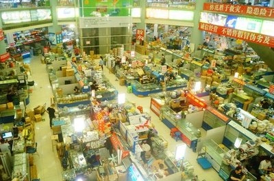 實(shí)拍深圳賽格寶安電子城室內(nèi)景觀, 似乎難見以往的熱鬧場(chǎng)景了